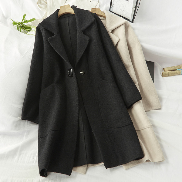 Palton elegant de damă cu nasturi și decolteu spitz în negru, roșu și bej