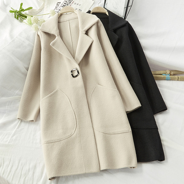 Palton elegant de damă cu nasturi și decolteu spitz în negru, roșu și bej