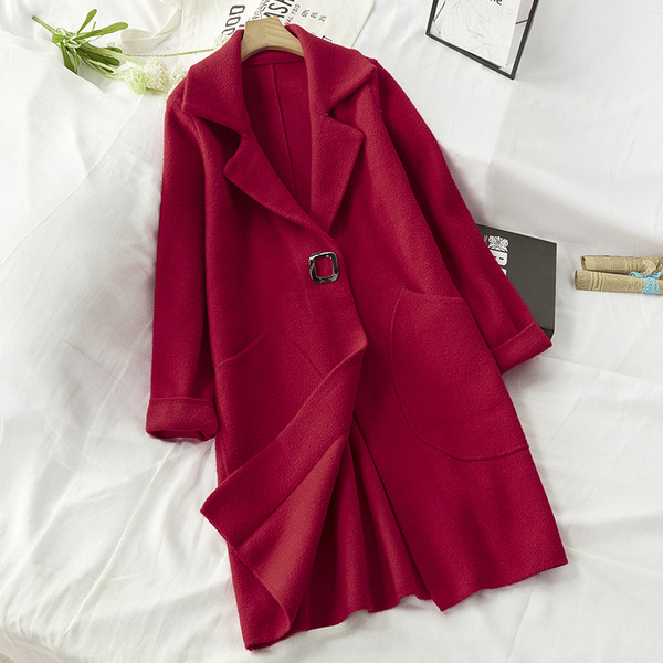 Palton elegant de damă cu nasturi și decolteu spitz în negru, roșu și bej