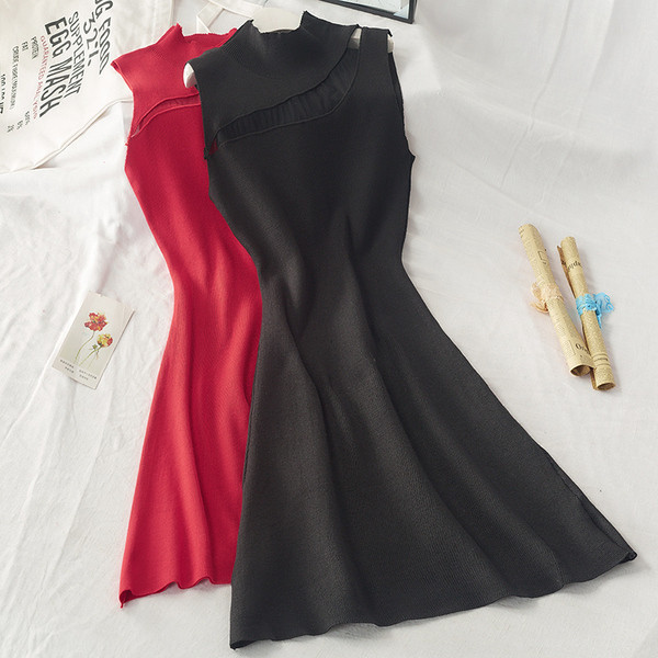 Rochie moderna de dama cu guler jos in galben, rosu si negru