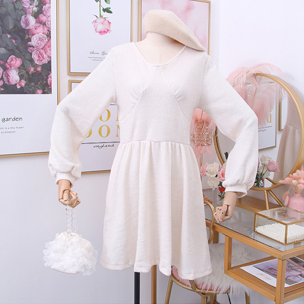 Rochie casual de dama cu decolteu spitz in alb si negru - model croi