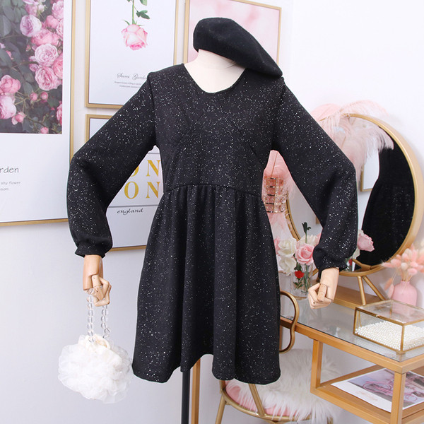 Rochie casual de dama cu decolteu spitz in alb si negru - model croi