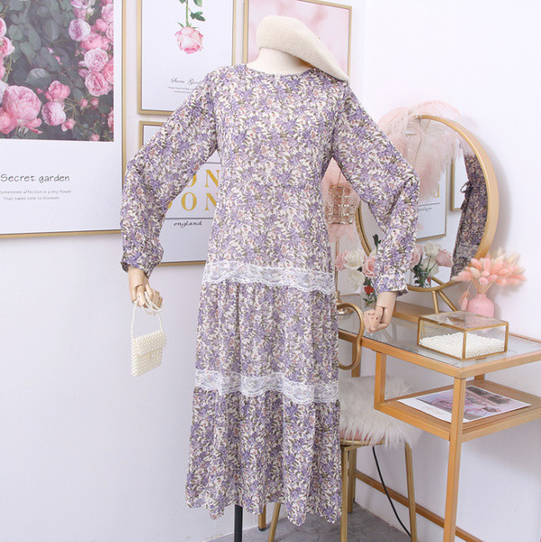 Rochie moderna de dama cu motive florale si dantela - model croiat