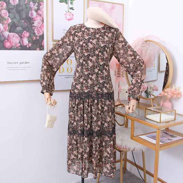 Rochie moderna de dama cu motive florale si dantela - model croiat