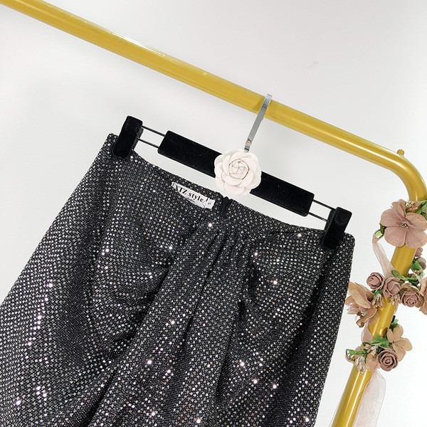 Модерна къса пола асиметричен модел в черен цвят с лъскав ефект