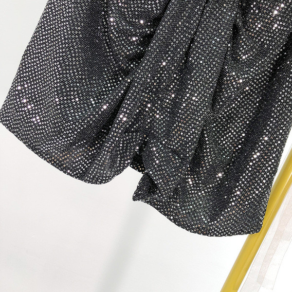 Модерна къса пола асиметричен модел в черен цвят с лъскав ефект