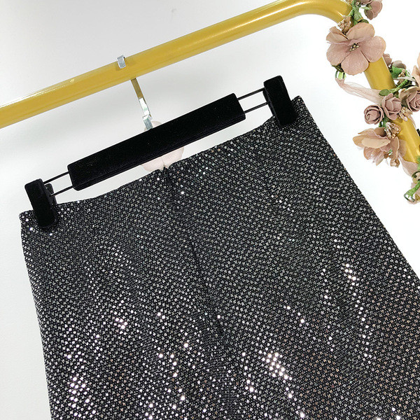 Модерна къса пола асиметричен модел в черен цвят с лъскав ефект