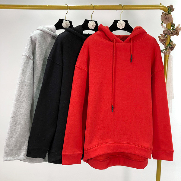 Hanorac de damă cu glugă în culorile gri, negru și roșu