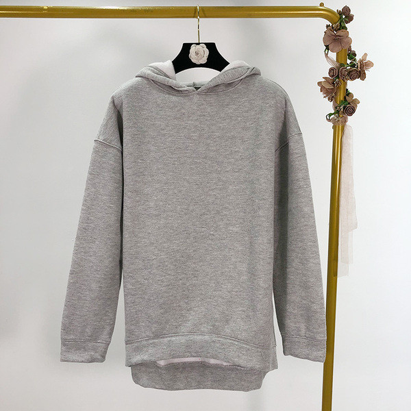 Hanorac de damă cu glugă în culorile gri, negru și roșu