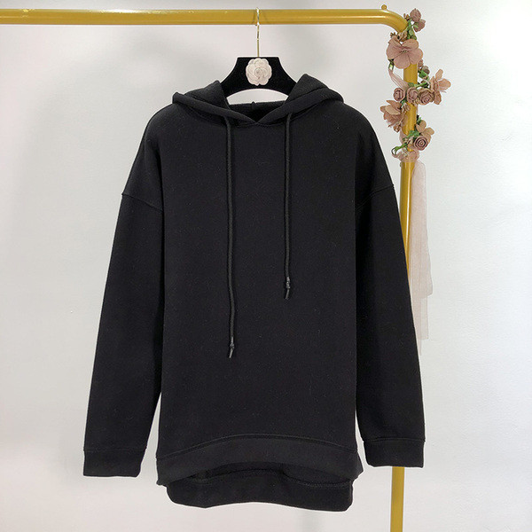 Hanorac de damă cu glugă în culorile gri, negru și roșu