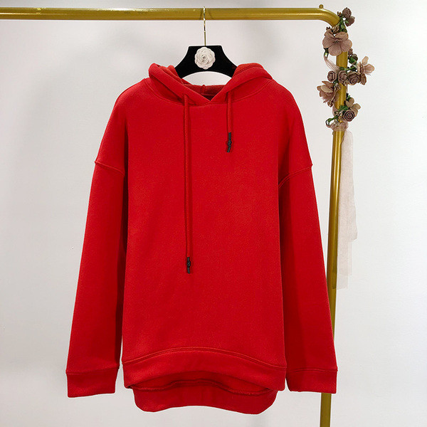 Hanorac de damă cu glugă în culorile gri, negru și roșu