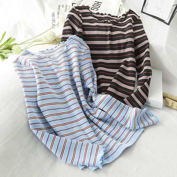 Bluză de damă în dungi cu decolteu rotund în roz, albastru, bej și negru