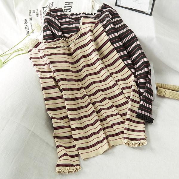 Bluză de damă în dungi cu decolteu rotund în roz, albastru, bej și negru