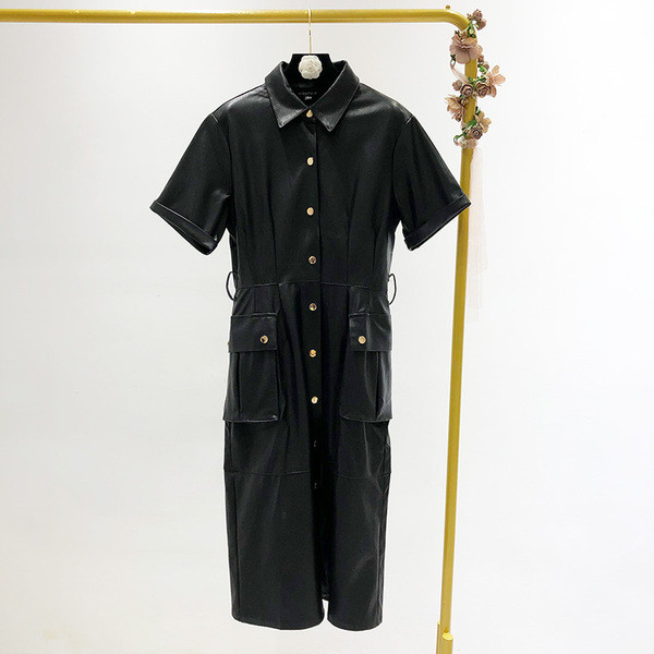 Rochie modernă lungă din piele artificială, cu nasturi și curea