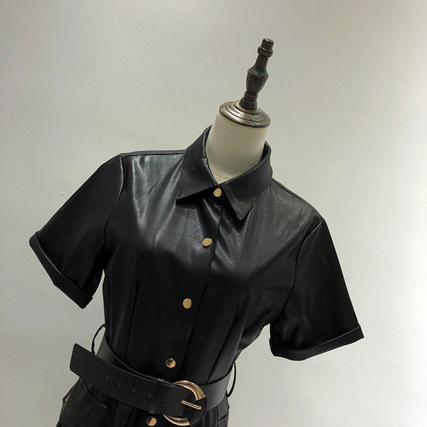 Rochie modernă lungă din piele artificială, cu nasturi și curea