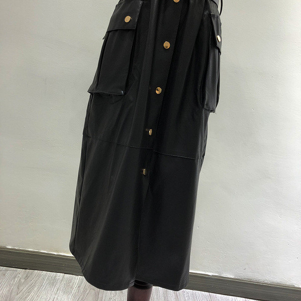 Rochie modernă lungă din piele artificială, cu nasturi și curea