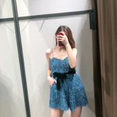 Salopetă modernă cu franjuri și bretele subțiri în albastru