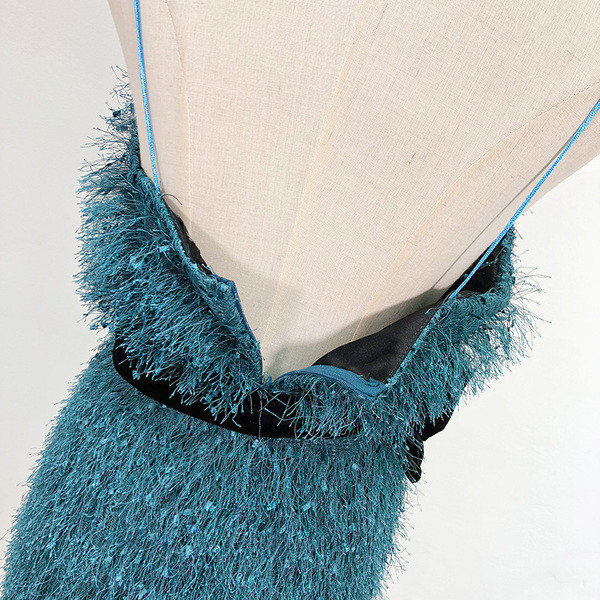 Salopetă modernă cu franjuri și bretele subțiri în albastru