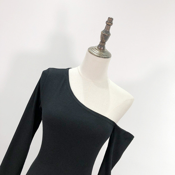 Bluză modernă cu umărul gol în negru