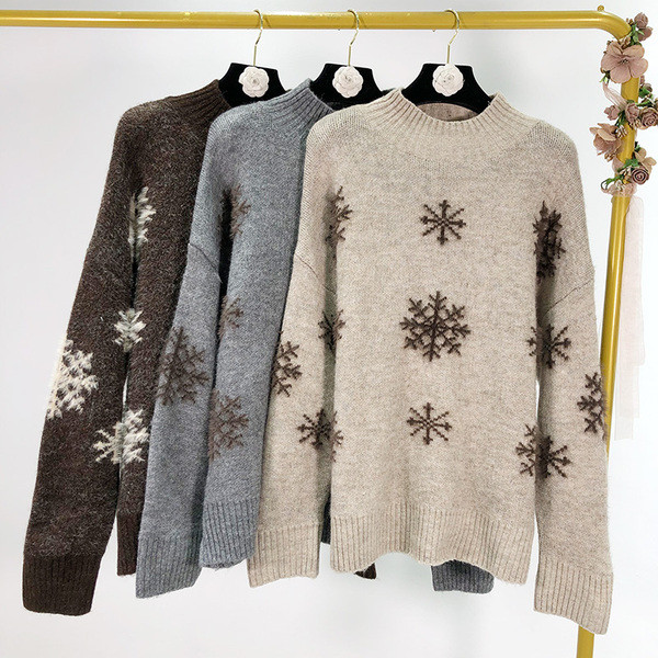 Pulover gros de dama cu motive de Craciun in bej, albastru si maro