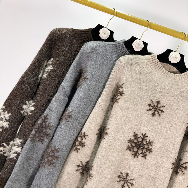 Pulover gros de dama cu motive de Craciun in bej, albastru si maro