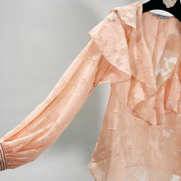 Bluză de damă modernă cu decolteu în V și bucle roz