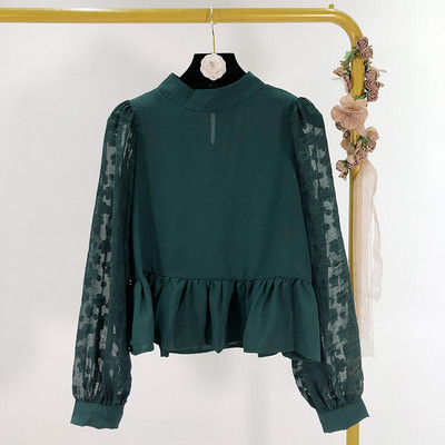 Bluză de damă cu bucle verzi și mâneci din tul