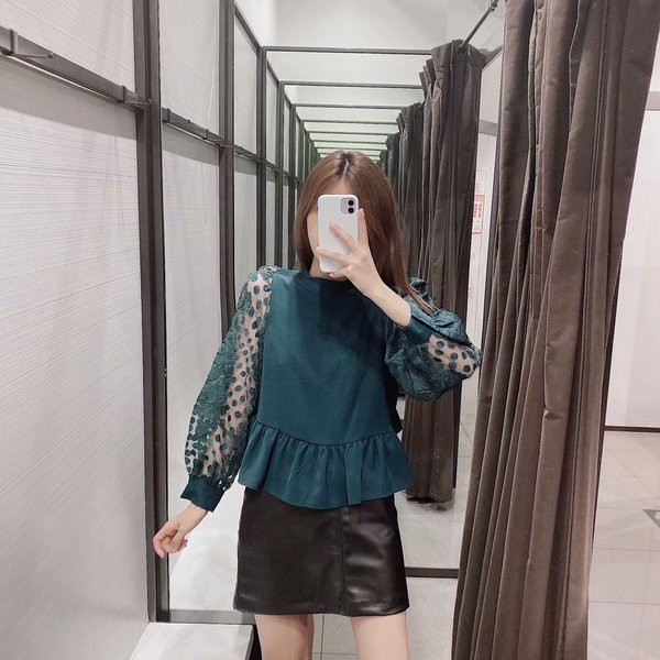 Bluză de damă cu bucle verzi și mâneci din tul