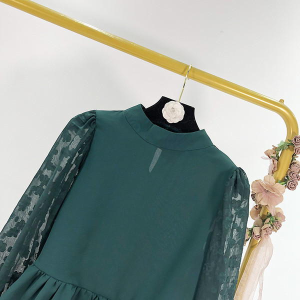 Bluză de damă cu bucle verzi și mâneci din tul