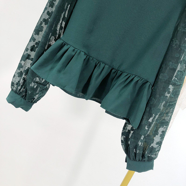 Bluză de damă cu bucle verzi și mâneci din tul