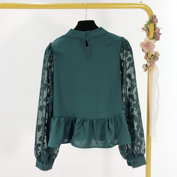 Bluză de damă cu bucle verzi și mâneci din tul