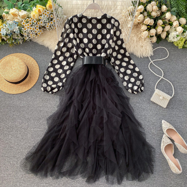 Rochie moderna de dama cu buline si fusta sigiliu cu centura