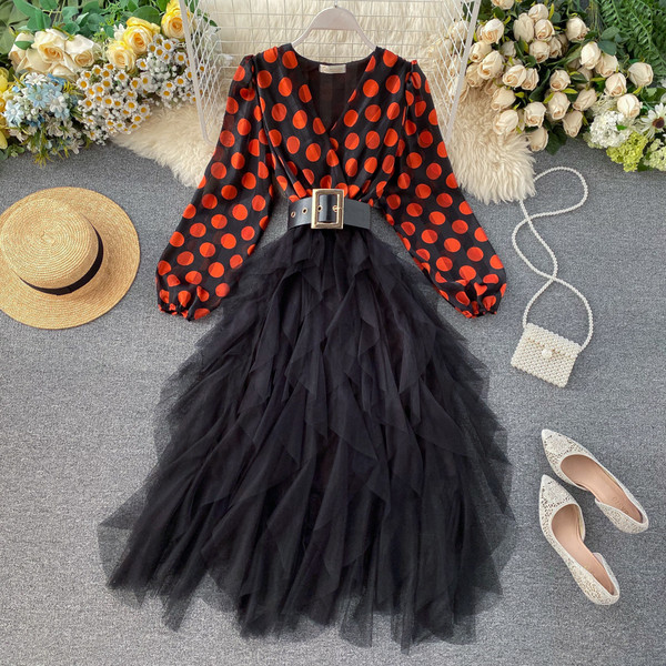 Rochie moderna de dama cu buline si fusta sigiliu cu centura