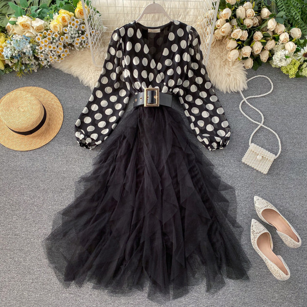 Rochie moderna de dama cu buline si fusta sigiliu cu centura