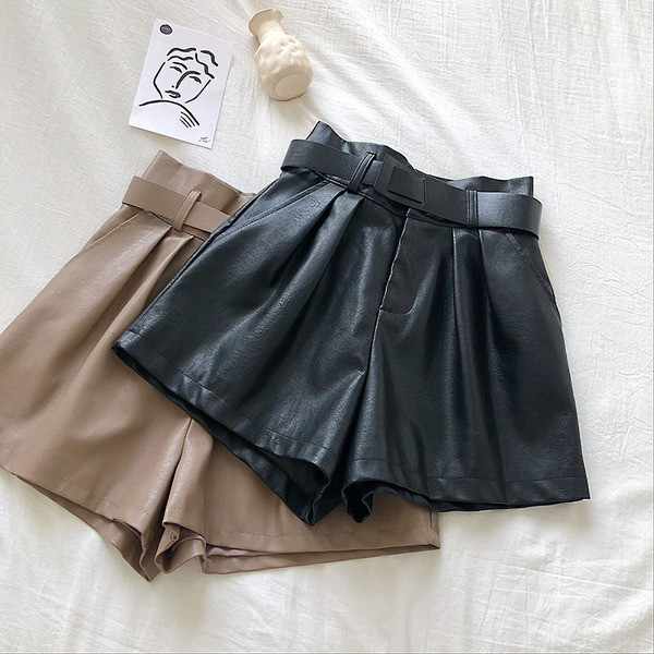 Pantaloni scurți din piele negru și bej cu talie înaltă