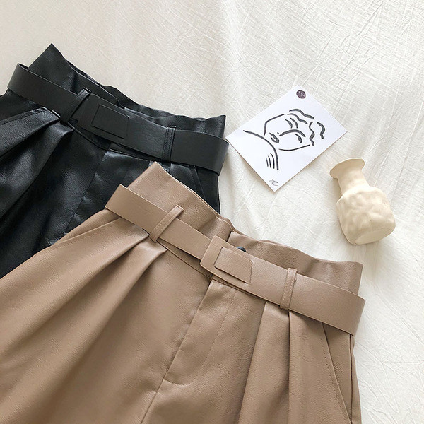 Pantaloni scurți din piele negru și bej cu talie înaltă