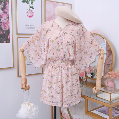 Salopetă scurtă de damă modernă cu decolteu spitz, motive florale și mâneci largi în alb, roz și albastru