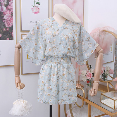 Salopetă scurtă de damă modernă cu decolteu spitz, motive florale și mâneci largi în alb, roz și albastru