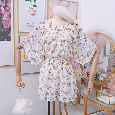 Salopetă scurtă de damă modernă cu decolteu spitz, motive florale și mâneci largi în alb, roz și albastru