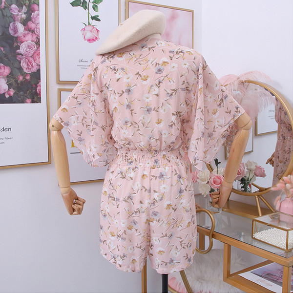 Salopetă scurtă de damă modernă cu decolteu spitz, motive florale și mâneci largi în alb, roz și albastru