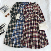 Rochie lunga de dama in carouri in trei culori cu nasturi si cravate