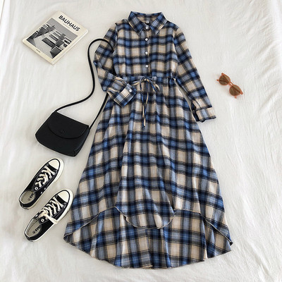 Rochie lunga de dama in carouri in trei culori cu nasturi si cravate