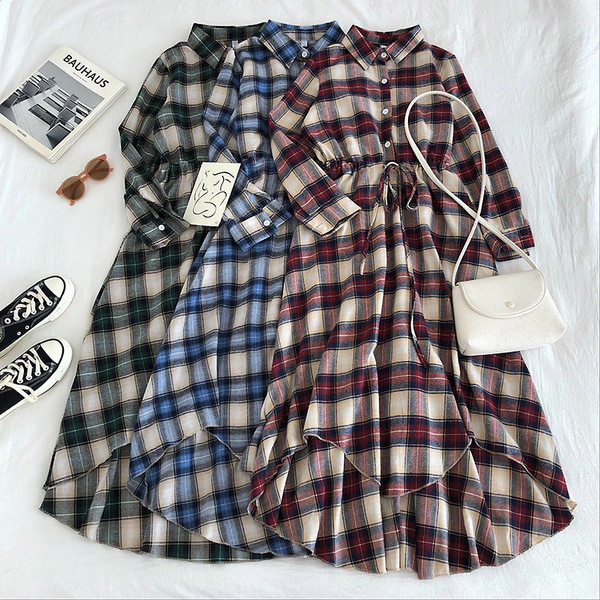 Rochie lunga de dama in carouri in trei culori cu nasturi si cravate