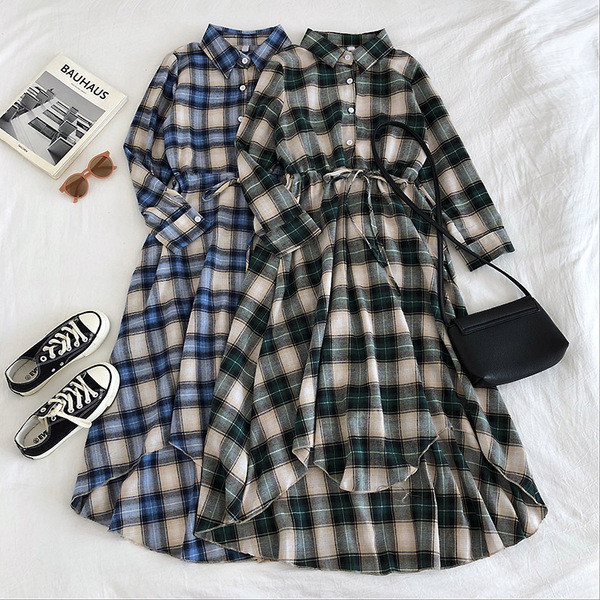 Rochie lunga de dama in carouri in trei culori cu nasturi si cravate