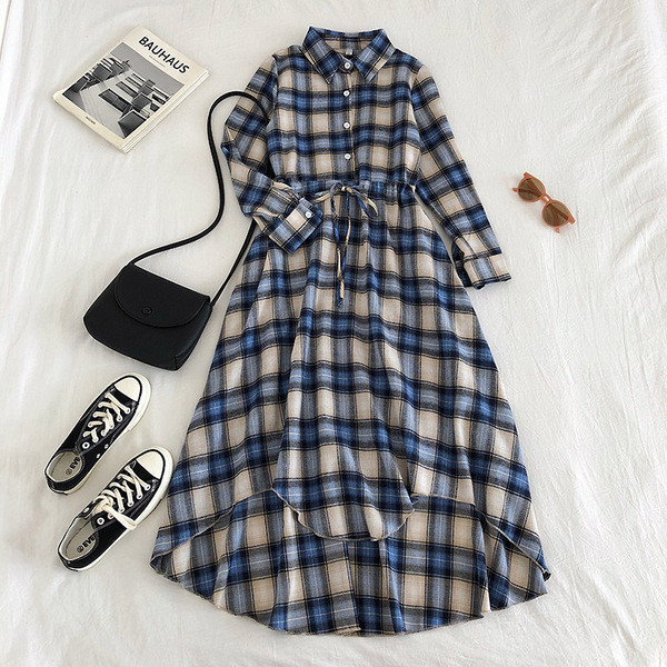 Rochie lunga de dama in carouri in trei culori cu nasturi si cravate