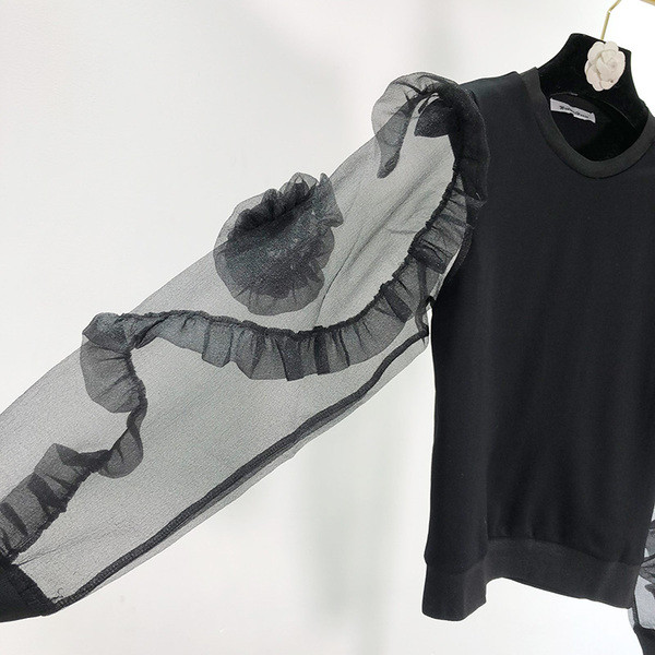 Bluză de damă modernă de culoare neagră și mâneci din tul