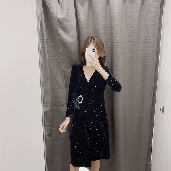 Rochie lungă asimetrică din catifea de culoare neagră