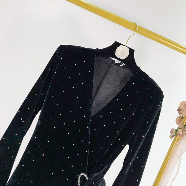 Rochie lungă asimetrică din catifea de culoare neagră