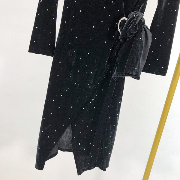 Rochie lungă asimetrică din catifea de culoare neagră