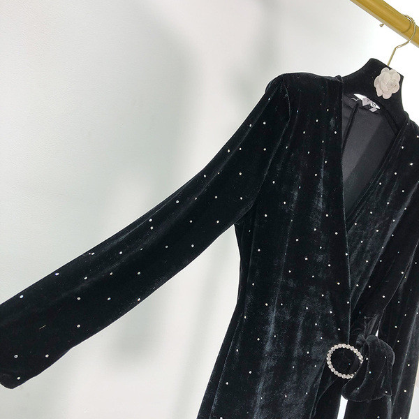 Rochie lungă asimetrică din catifea de culoare neagră